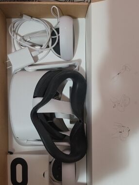 Oculus White VR Headset with Black Facial Cushion and White Controllers